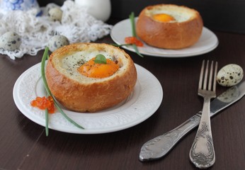 Baked egg in a bun 