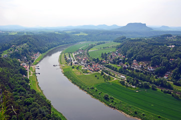 Fototapeta na wymiar Elbe im Elbtal, Sächsische Schweiz