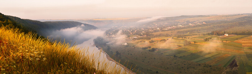 Fototapety  Letni mglisty poranek nad rzeką w kanionie