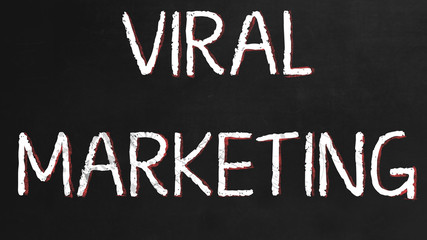 Obraz premium Viral Marketing on a Black Chalkboard
