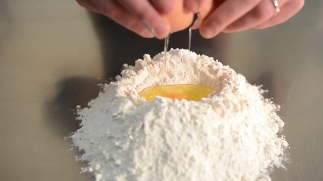 impastare la farina con le uova