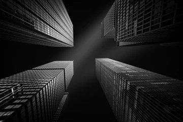 Architektonische Kunstfotografie in Schwarzweiß mit vier New Yorker Wolkenkratzern, die zum Himmel hin zusammenlaufen © mandritoiu
