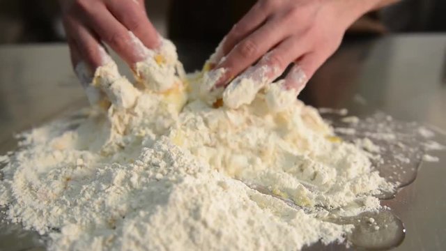 impastare la farina con le uova