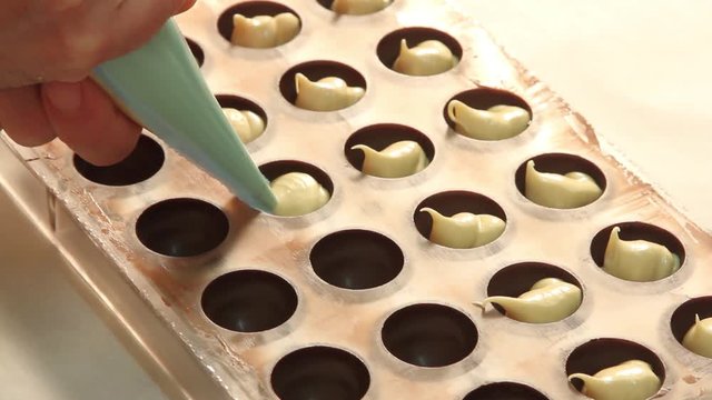 crema versata in uno stampo professionale in pasticceria