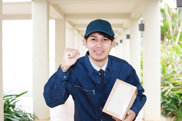 荷物を運ぶ笑顔の宅配人