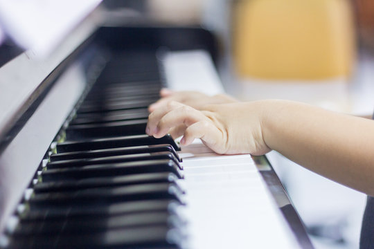 Children is playing piano