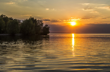 Fototapeta na wymiar Evening sunset on the lake
