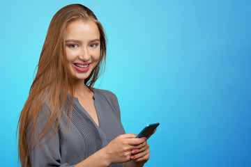 Naklejka premium Beautiful young caucasian business woman with smart phone