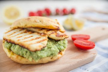 Burger mit Avocado und Halloumi