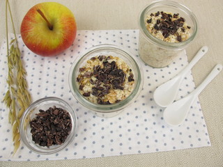 Overnight-Oats mit Superfood Kakaonibs