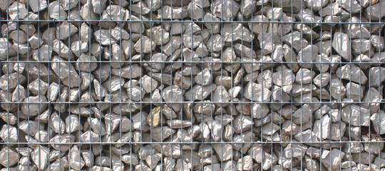 Gabions en grillage métallique avec pierres