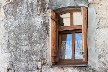 Fototapeta na wymiar the window at the old wall