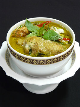 authentic thai food - kaeng kiaw wan gai - green curry with chicken