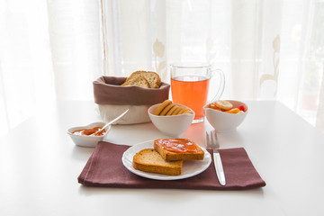 Fette biscottate con marmellata, te, frutta, biscotti e pane per prima colazione