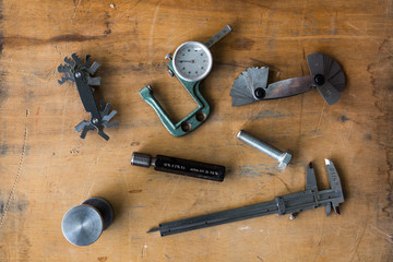 Old mechanical measuring instruments and calibre tools