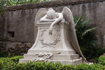 Grabfigur auf dem Cimitero Acattolico in Rom - Engel weint am Grab