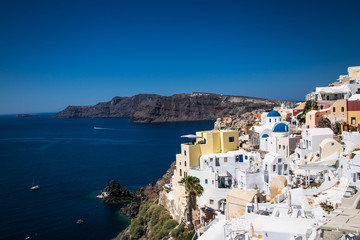 Fototapeta premium Wioska Oia w dzień suny, wyspa Santorini, Grecja