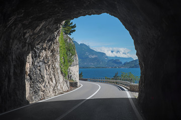 Tunnel auf der kurvigen Küstenstraße am Gardasee - Gardesana o