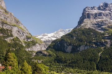 Fototapeta na wymiar Grindelwald, Dorf, Bergdorf, Schlucht, Grindelwaldgletscher, Gletscherschlucht, Eiger, Eigernordwand, Wanderweg, Wanderferien, Sommer, Schweiz