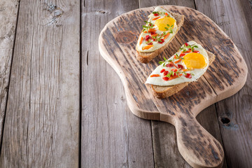 scrambled eggs with bread on cutting board