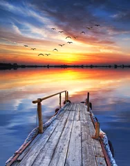 Poster Im Rahmen Sonnenuntergang der Farben über dem See © kesipun