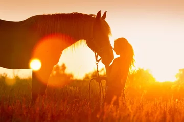 Foto op Aluminium Mooi silhouet van meisje en paard bij zonsondergang © callipso88