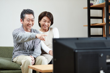 テレビを見る夫婦