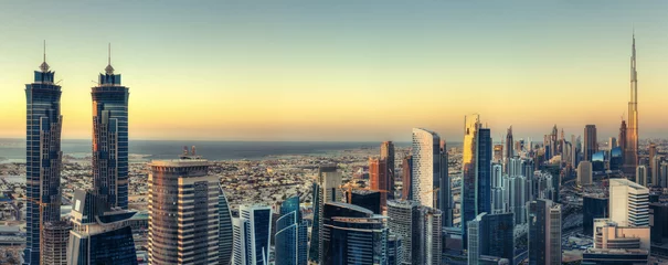 Foto auf Acrylglas Malerischer Panoramablick auf die moderne Architektur Dubais bei Sonnenuntergang. Luftskyline mit Wolkenkratzern der Innenstadt. © Funny Studio