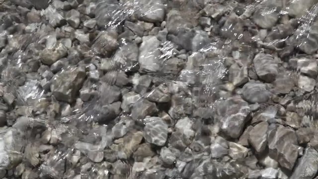 Fluss Kiesbett mit Wasser