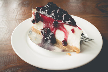 Cake with cream cheese and blueberries