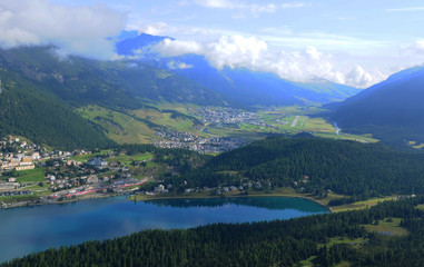 Fototapeta na wymiar Schweizer Alpen: St. Moritz See und Flugplatz Samedan aus der Vogelperspektive