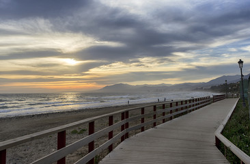 Obraz premium atardecer en el paseo marítimo de Marbella