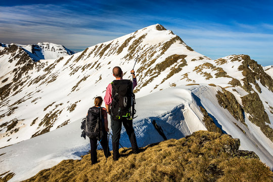Hiker couple showing the way to the Urlea peak.