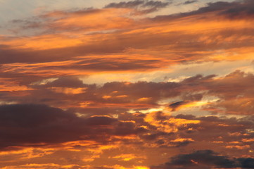 ALBA, LA LUCE DEL SOLE TENTA DI EMERGERE DA UN ORIZZONTE DI NUVOLE