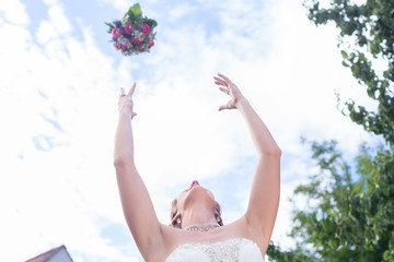 Braut wirft Brautstrauß nach Trauung bei Hochzeit