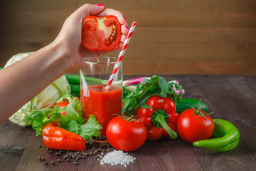 Juicing tomato juice in glass