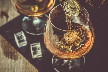 Papier peint photo autocollant rond Alcool Verser le cognac dans un verre