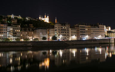 Fototapeta na wymiar Lyon la nuit.