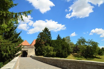 Fototapeta na wymiar Entrée du parc du château de Mosonmagyaróvár, Hongrie
