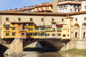Fototapeta na wymiar bridge Ponte Vecchio over the Arno River in Florence