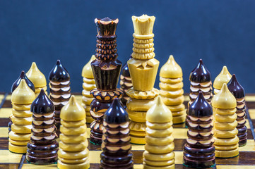 Peças de xadrez.