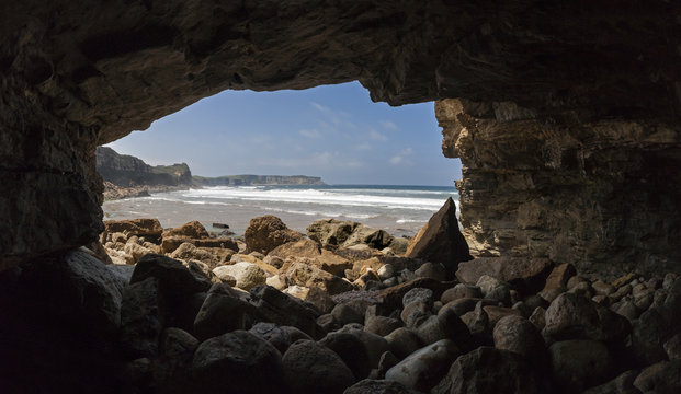 CUEVA CON VISTAS AL MAR