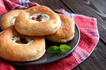 Yeast cheesecake with raisins