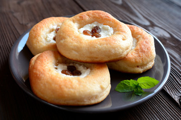 Yeast cheesecake with raisins