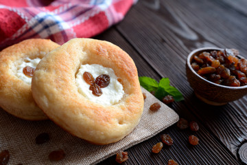 Yeast cheesecake with raisins