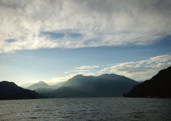 lago e nuvole