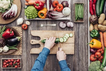 Papier Peint photo autocollant Légumes Cuisiner dans une cuisine rustique