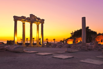 Naklejka premium Stare ruiny w Side, Turcja o zachodzie słońca