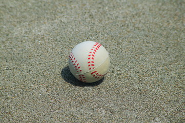 砂浜に流れ着いた野球ボール