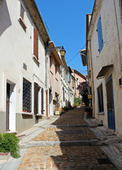 Fototapeta na wymiar small street of old town Arles - Southern France